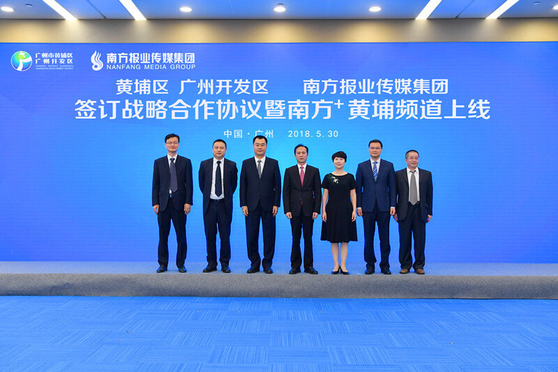 签约典礼辅导合影1（改）_副本.jpg